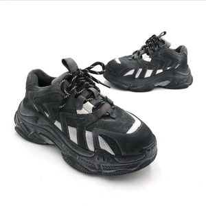 Brand new woman sneakers size 6-7